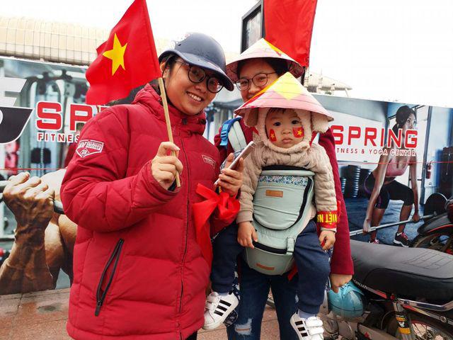 U23 Việt Nam về nước: Hàng triệu người hâm mộ amp;#34;nhuộm đỏamp;#34; đường phố chào đón những người hùng - 39