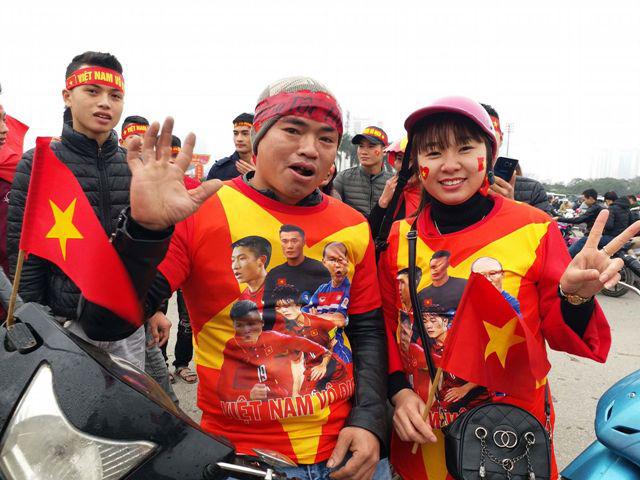 U23 Việt Nam về nước: Hàng triệu người hâm mộ amp;#34;nhuộm đỏamp;#34; đường phố chào đón những người hùng - 40