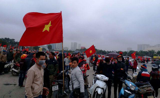 U23 Việt Nam về nước: Hàng triệu người hâm mộ amp;#34;nhuộm đỏamp;#34; đường phố chào đón những người hùng - 38