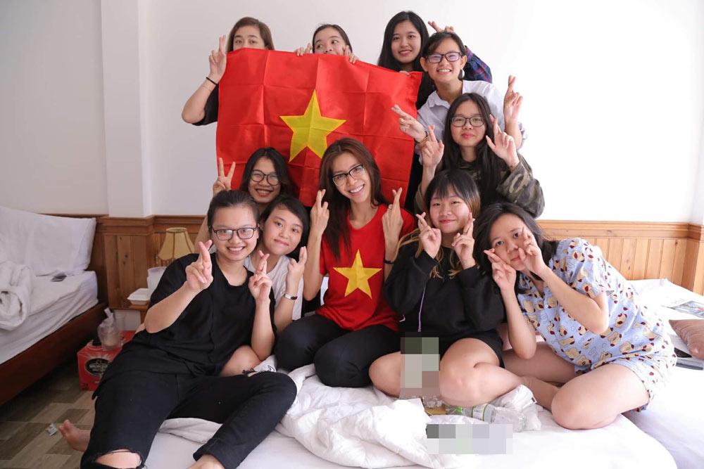 Bật cười không dứt khi Hồ Ngọc Hà, Mỹ Tâm và dàn người đẹp amp;#34;diện quần đùi áo sốamp;#34; U23 - 12