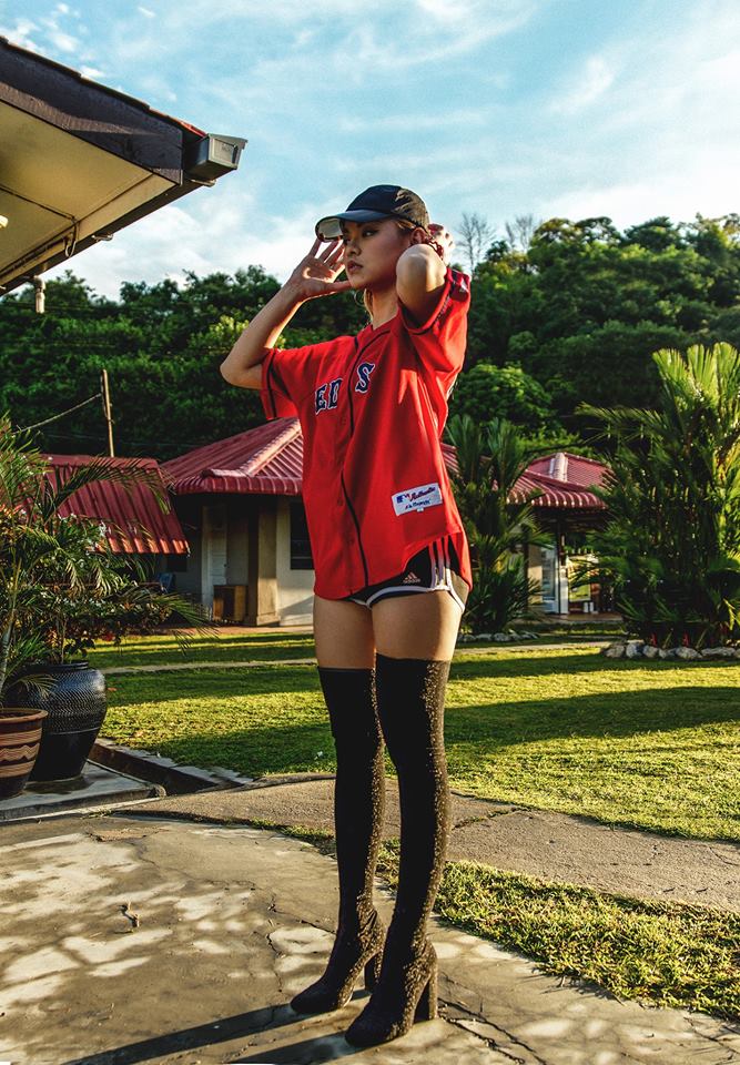 Bật cười không dứt khi Hồ Ngọc Hà, Mỹ Tâm và dàn người đẹp amp;#34;diện quần đùi áo sốamp;#34; U23 - 13