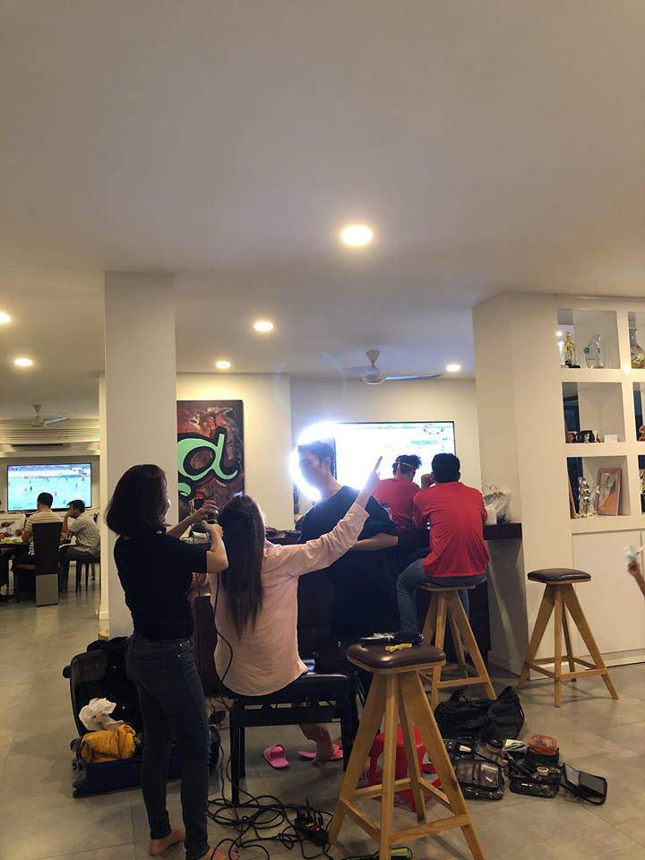 Bật cười không dứt khi Hồ Ngọc Hà, Mỹ Tâm và dàn người đẹp amp;#34;diện quần đùi áo sốamp;#34; U23 - 10