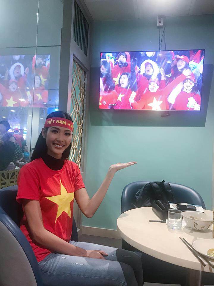 Bật cười không dứt khi Hồ Ngọc Hà, Mỹ Tâm và dàn người đẹp amp;#34;diện quần đùi áo sốamp;#34; U23 - 11