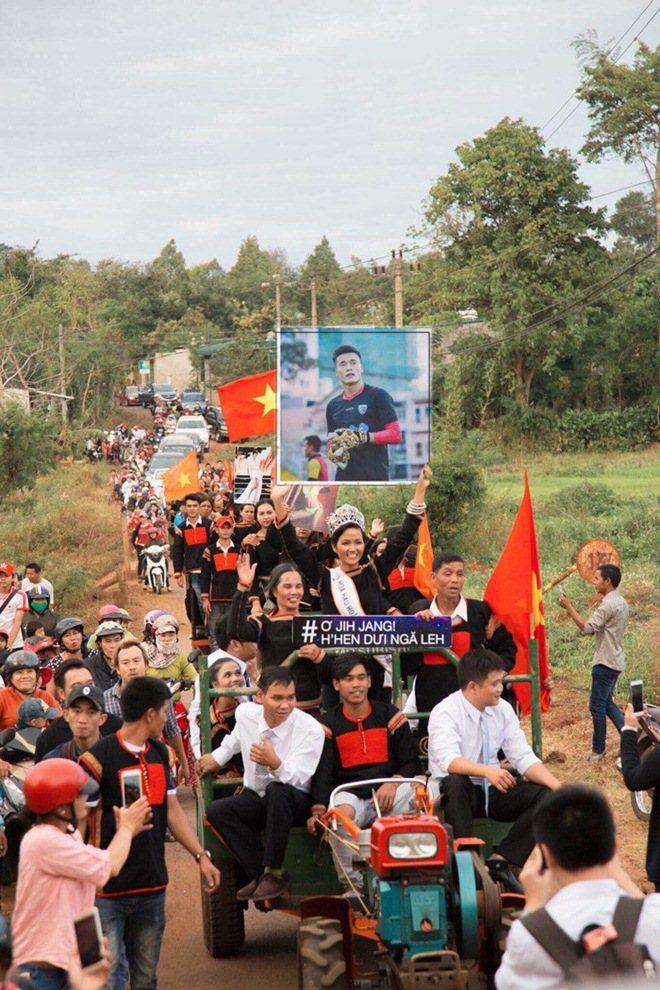 Bật cười không dứt khi Hồ Ngọc Hà, Mỹ Tâm và dàn người đẹp amp;#34;diện quần đùi áo sốamp;#34; U23 - 5