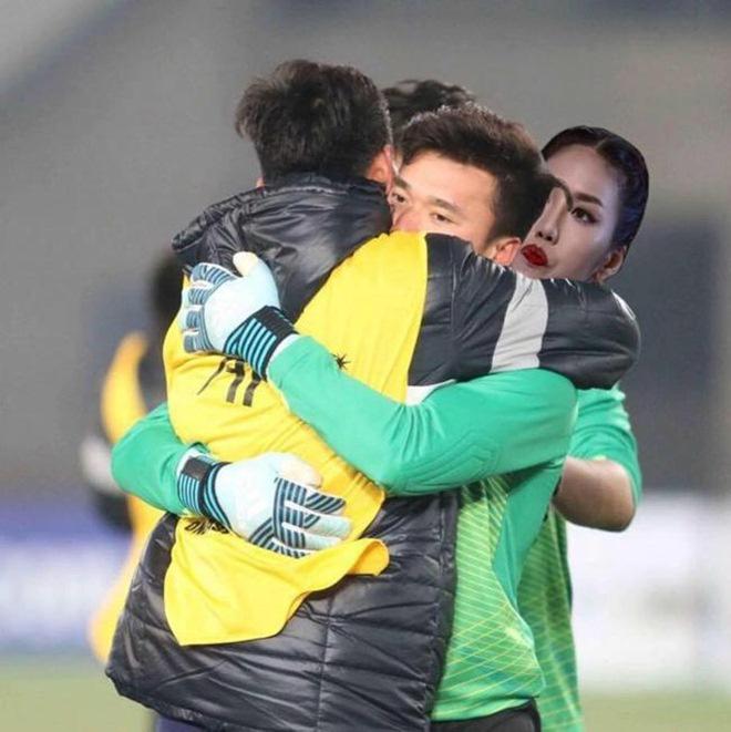 Bật cười không dứt khi Hồ Ngọc Hà, Mỹ Tâm và dàn người đẹp amp;#34;diện quần đùi áo sốamp;#34; U23 - 4