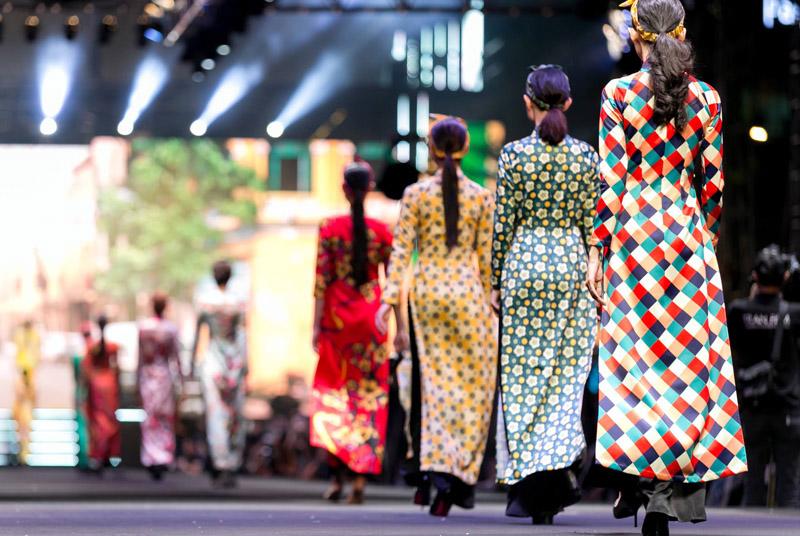 Tết này, áo dài truyền thống đắt hàng không kém áo cách tân - 5