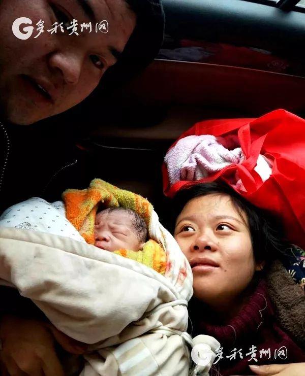 Mắc kẹt trên đường đi đẻ, bà mẹ sinh con ngay trên xe cảnh sát giữa trời tuyết - 3