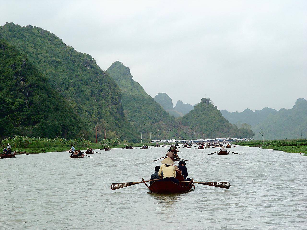 Khám phá Chùa Hương bằng thuyền