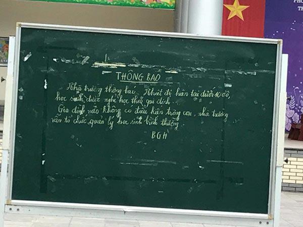 Hà Nội rét 9.9 độ, nhiều phụ huynh amp;#34;việt vịamp;#34; đưa con đến trường mới biết được nghỉ học - 2