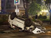 Tin tức - Ô tô chở 4 người nước ngoài lật như phim sau tai nạn “kép”