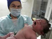 Bà bầu - Choáng với bà mẹ U50 tự đẻ thường em bé "khổng lồ" tại nhà, không dùng thuốc giảm đau