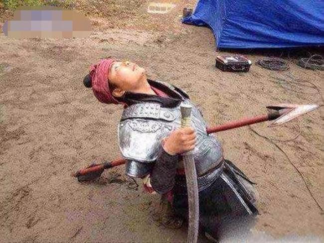 amp;#34;Sạn trời ơiamp;#34; kinh điển trong phim Hoa ngữ: Dao đâm xuyên người vẫn không thèm... đổ máu - 3