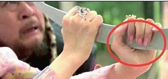 amp;#34;Sạn trời ơiamp;#34; kinh điển trong phim Hoa ngữ: Dao đâm xuyên người vẫn không thèm... đổ máu - 16