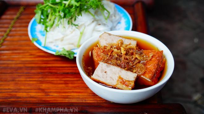 thuong thuc banh cuon co tuoi doi gan 100 nam o giua long ha noi - 13