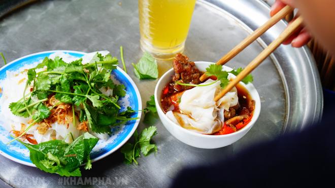 thuong thuc banh cuon co tuoi doi gan 100 nam o giua long ha noi - 12