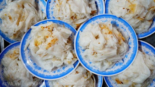 thuong thuc banh cuon co tuoi doi gan 100 nam o giua long ha noi - 4