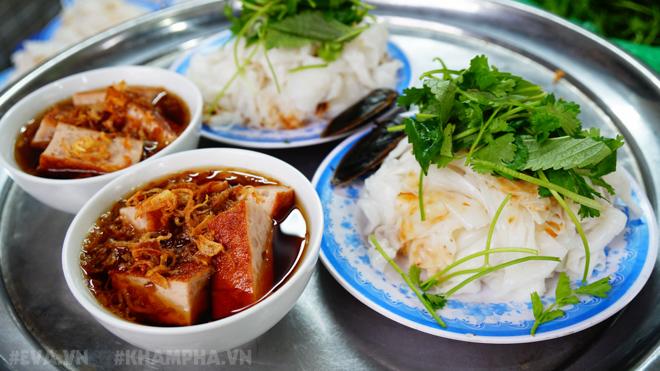 thuong thuc banh cuon co tuoi doi gan 100 nam o giua long ha noi - 3