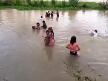 Đang rước dâu thì lật xuồng, cô dâu chú rể cùng quan viên hai họ bì bõm dưới nước