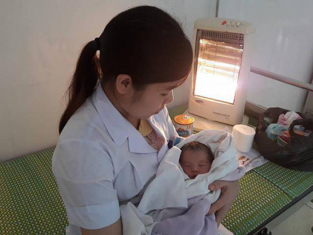 Bé trai 10 ngày tuổi không mặc quần áo bị bỏ rơi giữa trời lạnh kèm theo 563 nghìn đồng