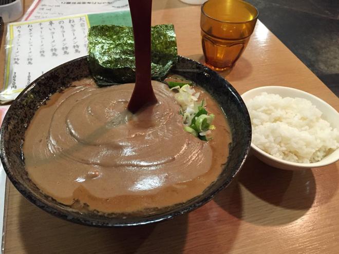Nhìn thì rùng mình nhưng khi ăn, mì ramen bùn lại ngon đã miệng - 1