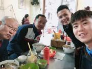 Bếp Eva - Những quán ăn vỉa hè Hà Nội - cứ chịu khó đến thể nào cũng gặp dàn soái ca U23