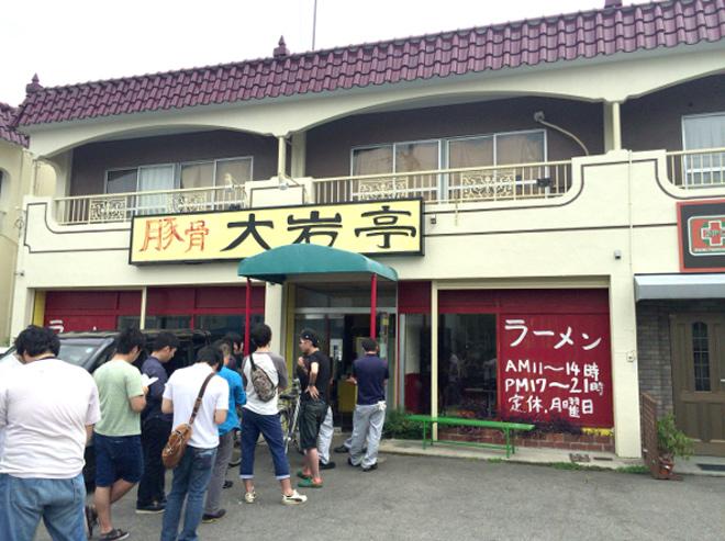 Nhìn thì rùng mình nhưng khi ăn, mì ramen bùn lại ngon đã miệng - 6