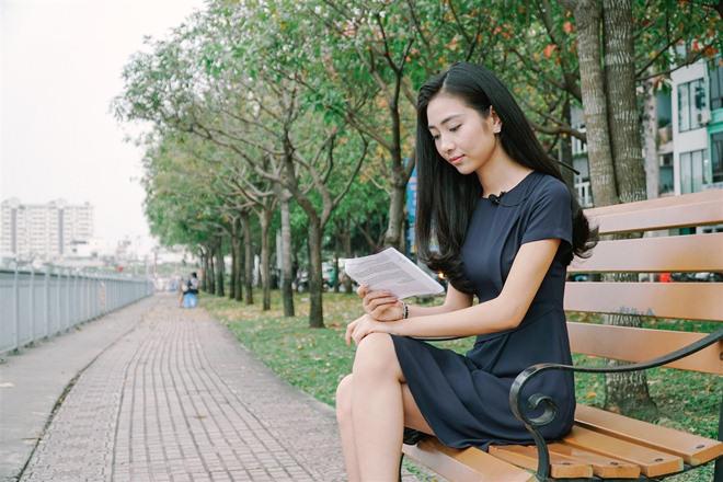 Mỹ nhân amp;#34;má lúmamp;#34; của Hoa hậu Việt Nam 2016 bất ngờ làm MC trong bản tin Thời sự VTV9 - 7