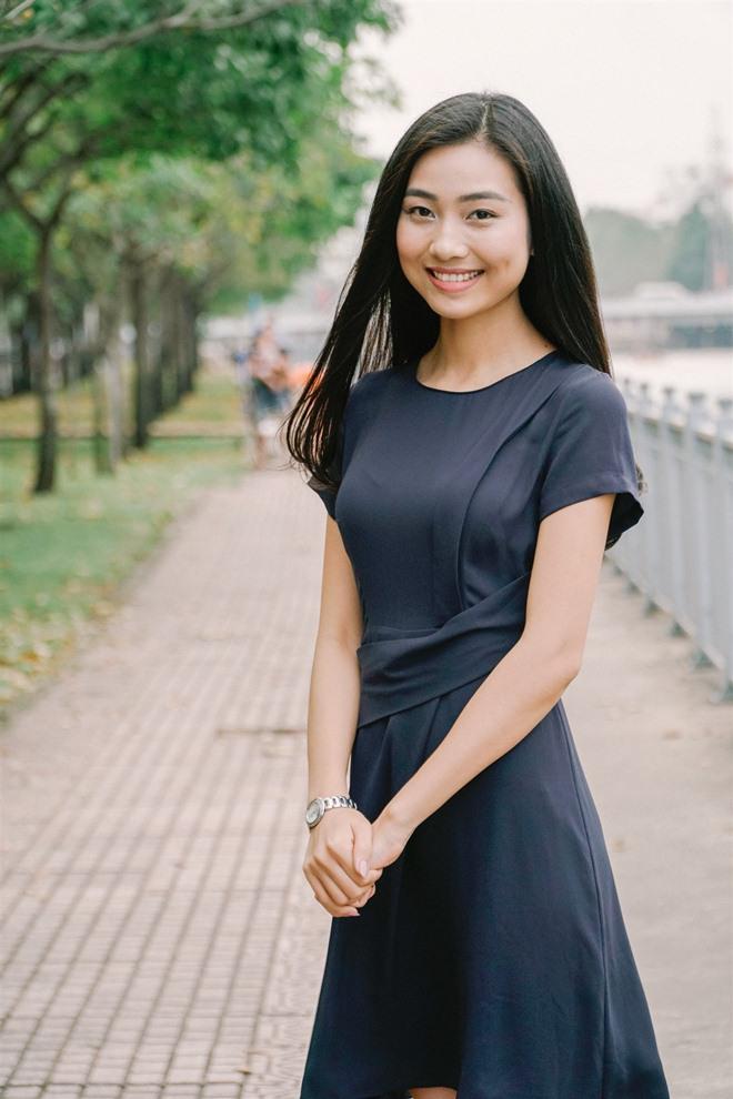 Mỹ nhân amp;#34;má lúmamp;#34; của Hoa hậu Việt Nam 2016 bất ngờ làm MC trong bản tin Thời sự VTV9 - 2