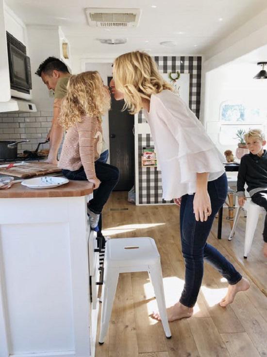 bat ngo voi can nha chi 19m² gia 56 trieu dong cua vo chong tre, 5 nguoi o thoai mai - 16