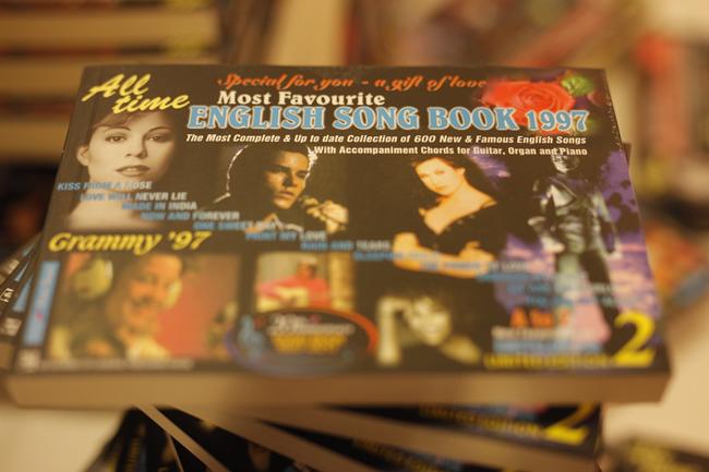 Tập sách lời bài hát tiếng Anh kinh điển: Hồi ức thanh xuân 20 năm... - 8