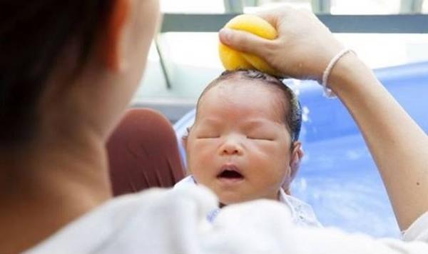 Rét đậm, mẹ phải biết những lưu ý này khi tắm cho con nhỏ - 2