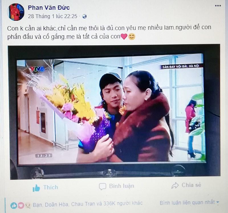 Sự thật giây phút cầu thủ Văn Đức lủi thủi ôm mẹ ở sân bay - 1