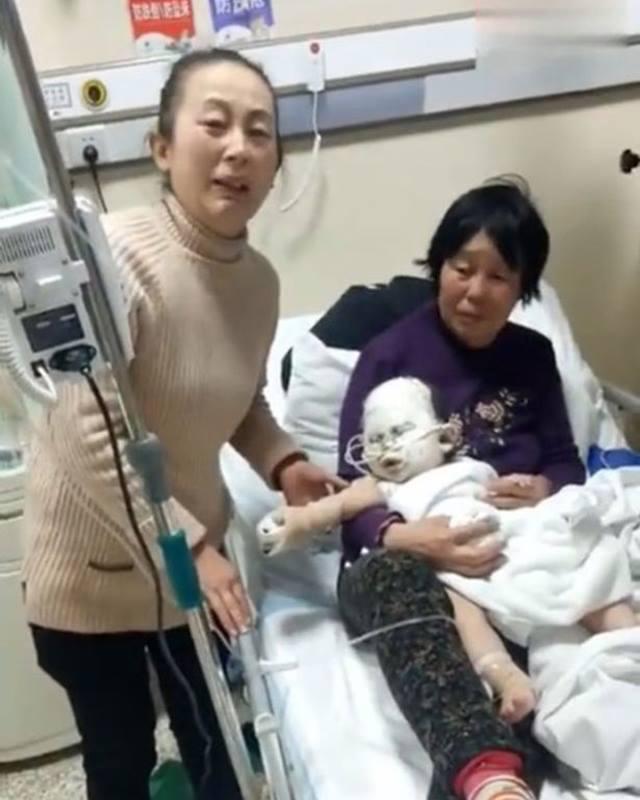 Bé trai 6 tháng tuổi nguy kịch vì máy sưởi đổ vào người, bài học cho bố mẹ ngày rét - 1