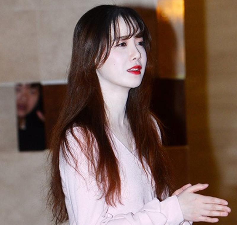 Goo Hye Sun như muốn "dọa ma" người đối diện với gương mặt trắng xóa này.
