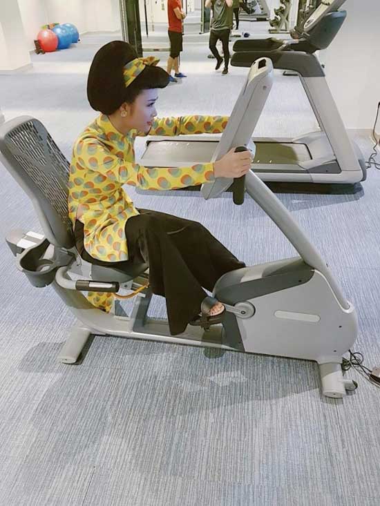 Sao Việt 24h: “Chết cười” xem Đông Nhi mặc áo dài đi tập tạ - 2