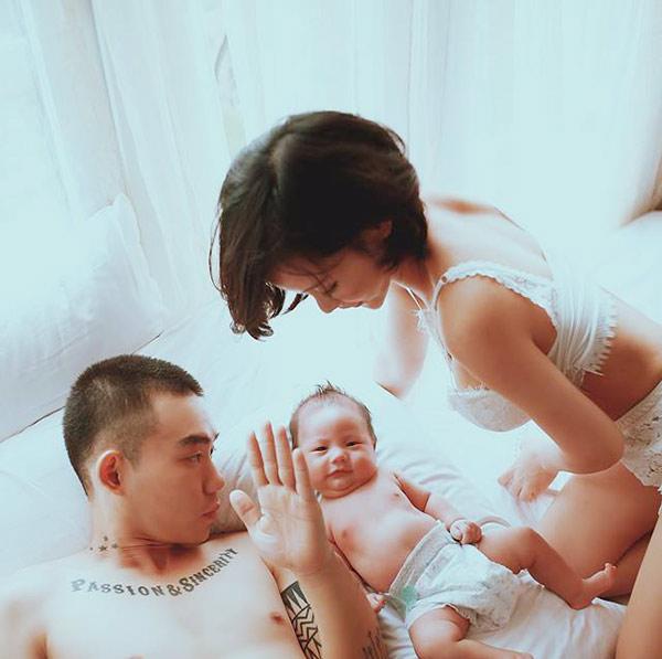 2 tháng sau sinh, 9x khoe ảnh cho con bú với vòng eo thiên thần có được nhờ mẹ chồng - 2