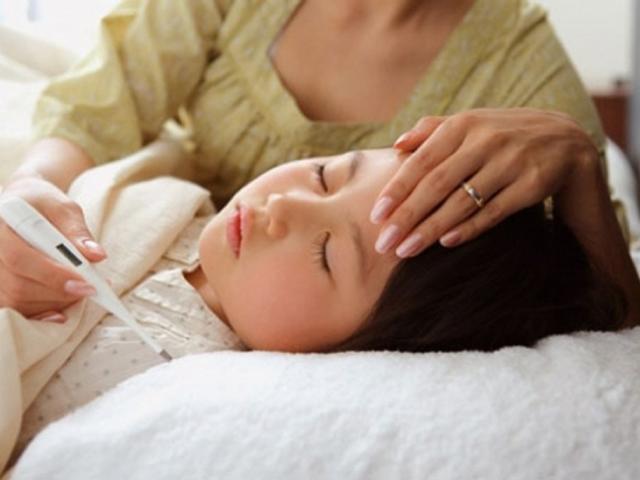 Cách xử trí tại nhà khi trẻ bị sốt virus giúp bé nhanh hồi phục sức khỏe