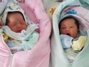 Tin tức - Bé gái song sinh ra khỏi bụng mẹ vẫn còn nguyên trong bọc ối khiến ai cũng bất ngờ