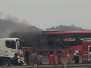Tin tức - Xe khách 45 chỗ bốc cháy dữ dội, hành khách hoảng loạn phá cửa thoát thân