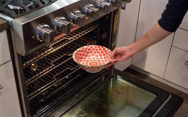 Làm sạch lò nướng bằng nguyên liệu có sẵn, đơn giản 5 phút bóng loáng - 5