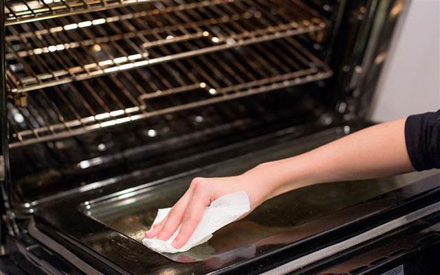 Làm sạch lò nướng bằng nguyên liệu có sẵn, đơn giản 5 phút bóng loáng - 6
