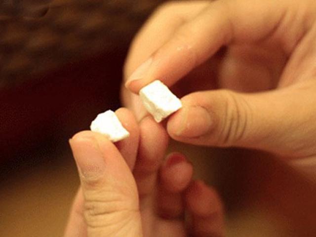 Tác hại từ việc bẻ thuốc cho trẻ uống