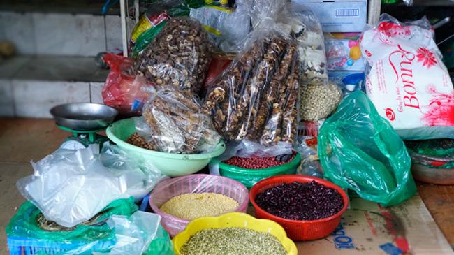 Cập nhật giá cả thị trường: các mặt hàng tăng nhẹ, bà nội trợ vẫn hồ hởi sắm Tết - 1