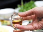 Sức khỏe - Nên ăn gì trước khi uống rượu?