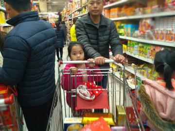 Cập nhật giá cả thị trường: các mặt hàng tăng nhẹ, bà nội trợ vẫn hồ hởi sắm Tết