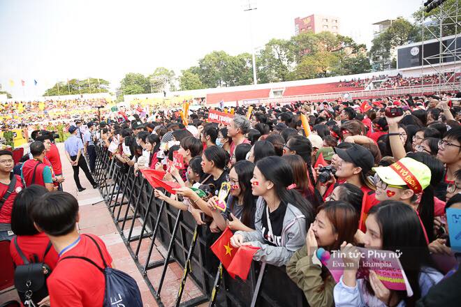 Giao lưu với U23 VN tại sân Thống Nhất: Người hâm mộ phát cuồng vì Quang Hải, Bùi Tiến Dũng - 27