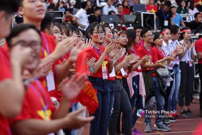 Giao lưu với U23 VN tại sân Thống Nhất: Người hâm mộ phát cuồng vì Quang Hải, Bùi Tiến Dũng - 19