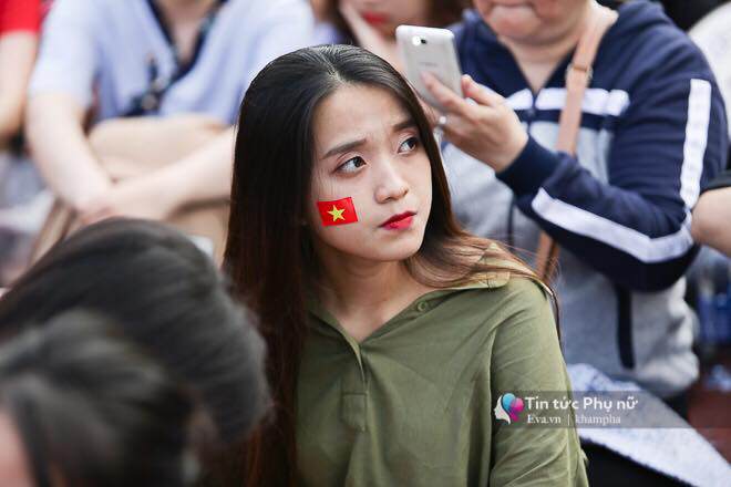 Giao lưu với U23 VN tại sân Thống Nhất: Người hâm mộ phát cuồng vì Quang Hải, Bùi Tiến Dũng - 33