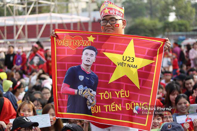 Giao lưu với U23 VN tại sân Thống Nhất: Người hâm mộ phát cuồng vì Quang Hải, Bùi Tiến Dũng - 29