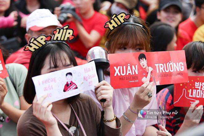 Giao lưu với U23 VN tại sân Thống Nhất: Người hâm mộ phát cuồng vì Quang Hải, Bùi Tiến Dũng - 30